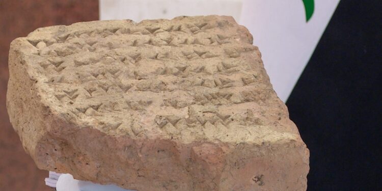 العراق .. استرداد  قطعة أثرية نادرة من إيطاليا تعود للعصر الآشوري