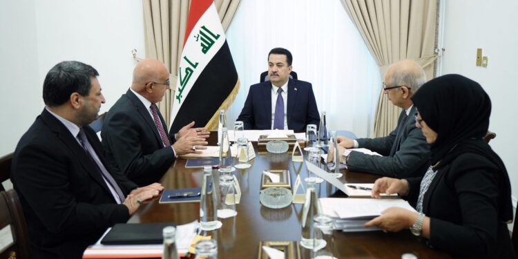 السوداني يتراس اجتماعاً لمتابعة مشاريع المستشفيات المتلكئة