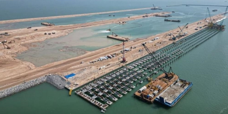 وكالة انباء الاناضول التركية تصف “طريق التنمية العراقي” بأنه سيسهم في تقليل اعتماد الاقتصاد العراقي على النفط