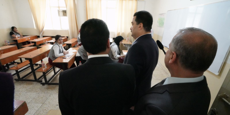 السوداني يزور مركزاً امتحانياً في جانب الرصافة