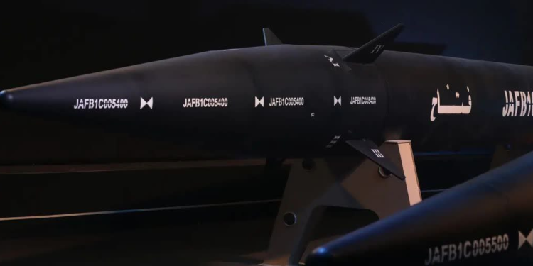 إيران .. الكشف عن صاروخ فتّاح باليستي الأول فرط صوتي