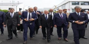 رئيس الجمهورية يزور المناطق الصناعية في رومانيا