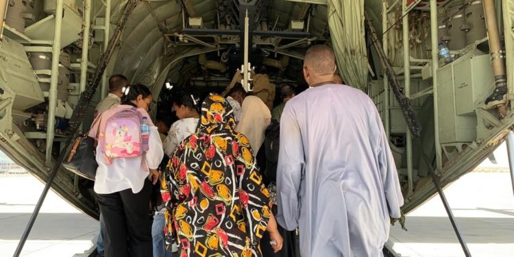 الخارجية تعلن اجلاء 161 عراقياً من السودان