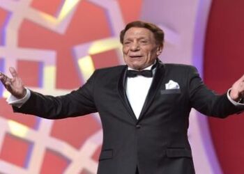 الفنان عادل امام يقاضي وزير المالية المصري