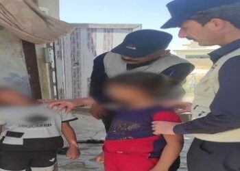 الموصل .. الشرطة المجتمعية تعيد طفلين معنفين الى ذويهما