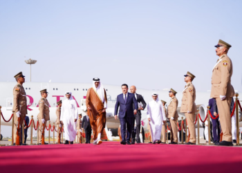 السوداني يستقبل أمير دولة قطر في صالة الشرف الكبرى بمطار بغداد الدولي