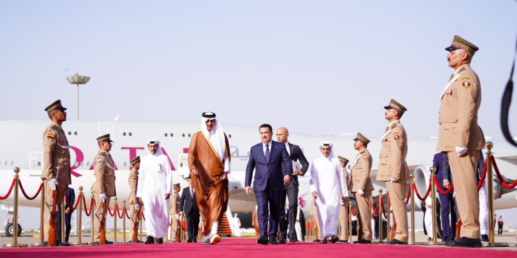 السوداني يستقبل أمير دولة قطر في صالة الشرف الكبرى بمطار بغداد الدولي
