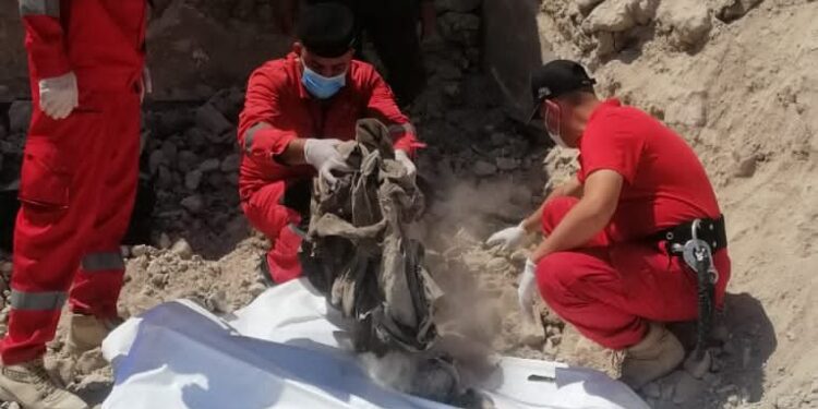 فرق الانقاذ تعثر على (11جثة) من ضحايا داعش بالموصل القديمة