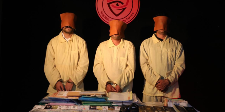 القبض على (3 متهمين) ينتحلون صفة شخصيات حكومية ويمارسون عمليات نصب واحتيال لإيهامهم المواطنيين بتأدية مناسك الحج