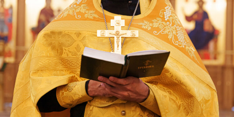 سلسلة مطاعم أمريكية تستعيـــن بكاهن مزيف للإيقاع بموظفيها !