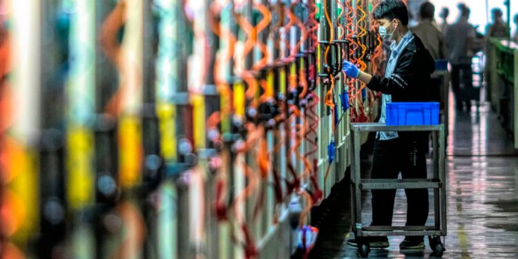 الهند .. مدير شركة “يحــبس” موظفيه ,, (اغلق الأبواب بالسلاسل لمنع خروجهم)