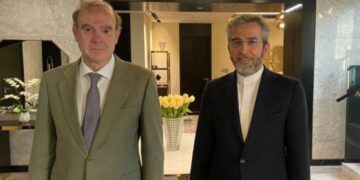 ايران .. كبير المفاوضين يجري مباحثات مع إنريكي مورا في الدوحة