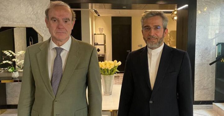 ايران .. كبير المفاوضين يجري مباحثات مع إنريكي مورا في الدوحة