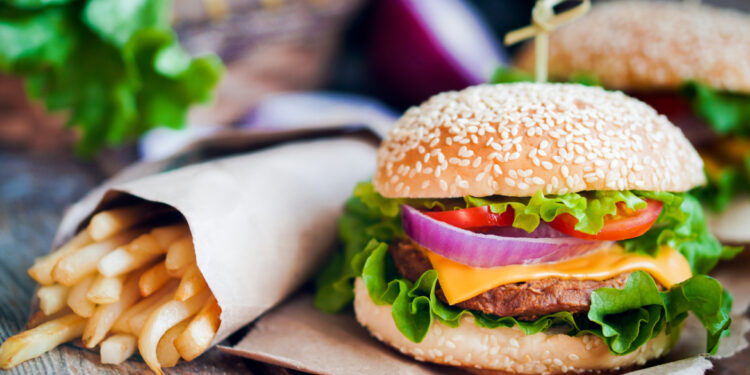 ابتكار شطيرة (الهامبرغر)… بدأت في روما وساهم التتار في انتشارها واخترع الأمريكيون نسختها الحديثة