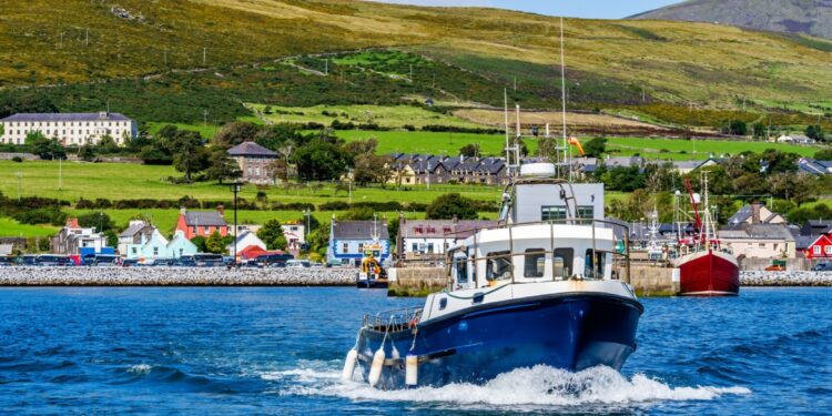 دولة أوروبية تغري عشاق الطبيعة لــ(إعادة الحياة لجزرها الشاعرية) ,, منزل بالمجان ومنحة مالية