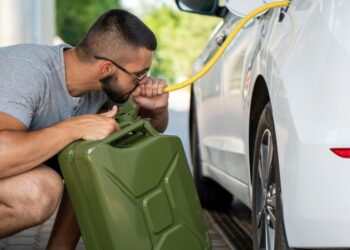 لماذا يحب مُعظم الناس (رائحة البنزين) وما أضرارها على الصحة ؟