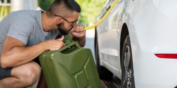 لماذا يحب مُعظم الناس (رائحة البنزين) وما أضرارها على الصحة ؟