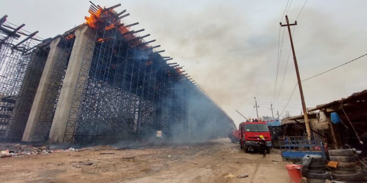 المثنى .. احتراق القالب الخشبي لمجسر قيد الإنشاء