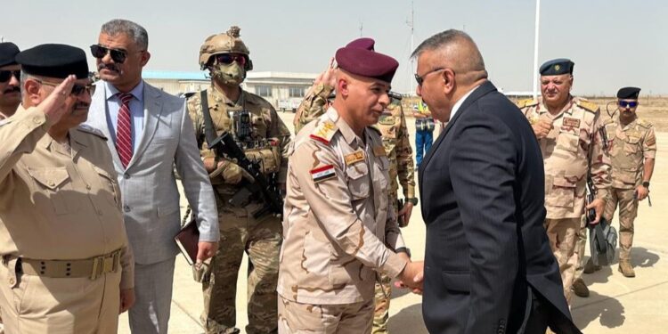 الشمري يعقد اجتماعاً في مقر قيادة عمليات ميسان