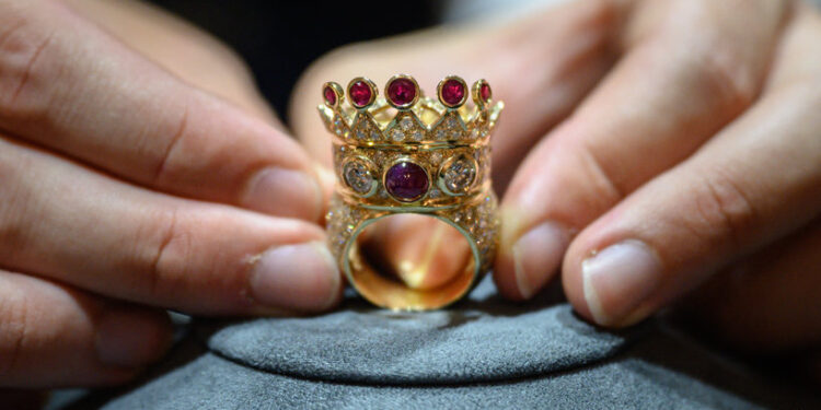 خاتم توباك شاكور يسجل مبلغا قياسيا