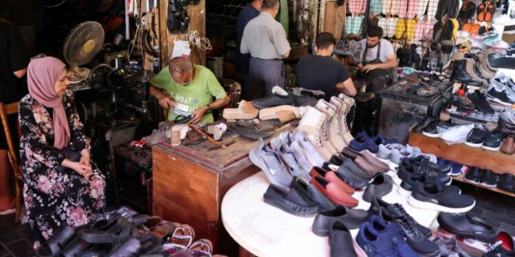 لبنان .. مهن تستعيد الحياة على رفات اقتصادها