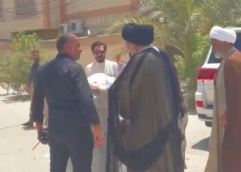 بالفيديو .. الصدر يزور الموقع الذي تعرض لهجوم يوم امس في النجف