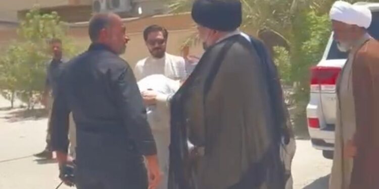 بالفيديو .. الصدر يزور الموقع الذي تعرض لهجوم يوم امس في النجف