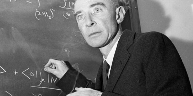 أوبنهايمر .. أبو القنبلة الذرية يتجــرع من نفس الكأس