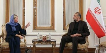 بلاسخارت تلتقي وزير الخارجية الإيراني في طهران