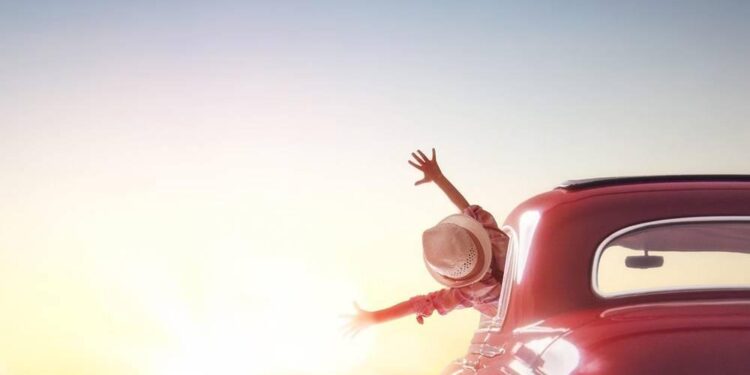 أن تعيش المرأة وحدها “أكثر أماناً وأقل كلفة” مقارنة بالقرون أو حتى العقود الماضية