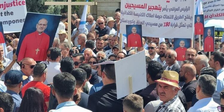 تظاهرة لأكبر تجمع مسيحي بالعراق يطالب الرئيس بــ”العدول عن مرسوم” بشأن ساكو