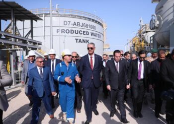 وزير النفط يفتتح عدداً من المشاريع الحيوية في حقل غرب القرنة/1
