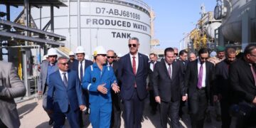 وزير النفط يفتتح عدداً من المشاريع الحيوية في حقل غرب القرنة/1