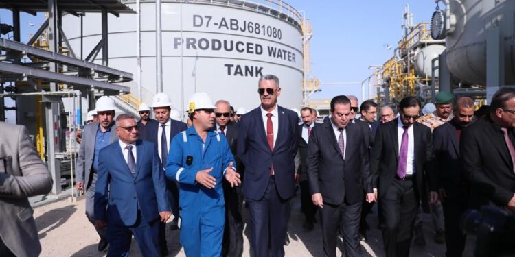 وزير النفط يفتتح عدداً من المشاريع الحيوية في حقل غرب القرنة/1