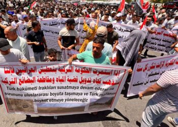 بغداد .. تظاهرات تندد بشح المياه وانحسار مناسيبها