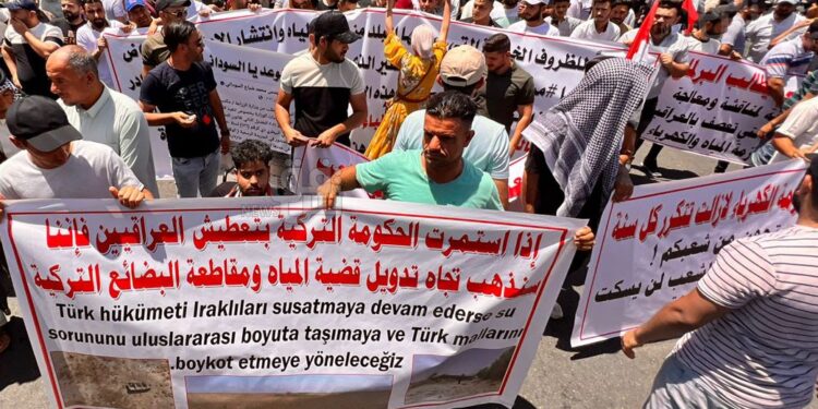 بغداد .. تظاهرات تندد بشح المياه وانحسار مناسيبها