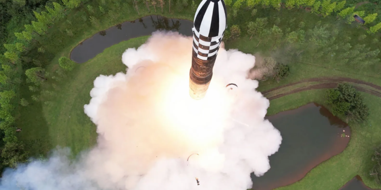 بعد وصول غواصة أميركية سواحلها “كوريا الشمالية” تطلق صاروخين باليستيين