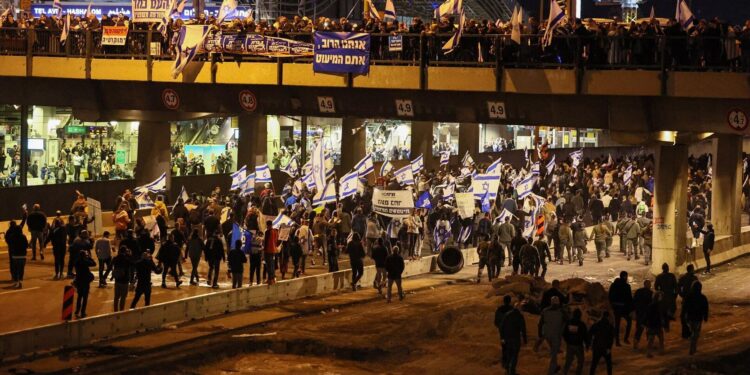 اسرائيل .. ضباط يقررون وقف خدمتهم العسكرية والجيش يحذر