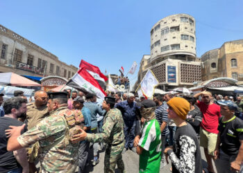 صور احتجاجات أمام البنك المركزي العراقي ,,, الدولار يجتاز 155 الف دينار