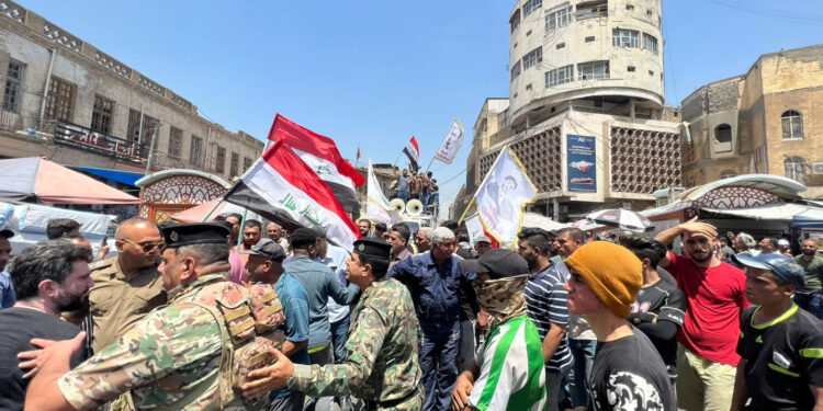 صور احتجاجات أمام البنك المركزي العراقي ,,, الدولار يجتاز 155 الف دينار