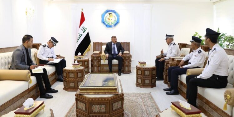 وزير الداخلية يوجه رجال المرور باعتقال من يعتدي عليهم والعمل بحق “الدفاع الشخصي”