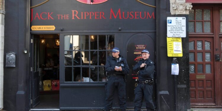 بريطانيا .. الكشف عن هوية قاتل متسلسل كان يستهدف النساء وحيّر المحققين  قبل 135 عاماً