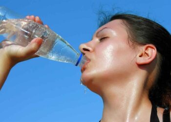 13 نصيحة للوقاية من مخاطر الشمس وموجات الحر