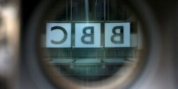 الــ “BBC” تحقق بدفع مذيع كبير أموالا لـــقاصر مقابل صور فاضحة