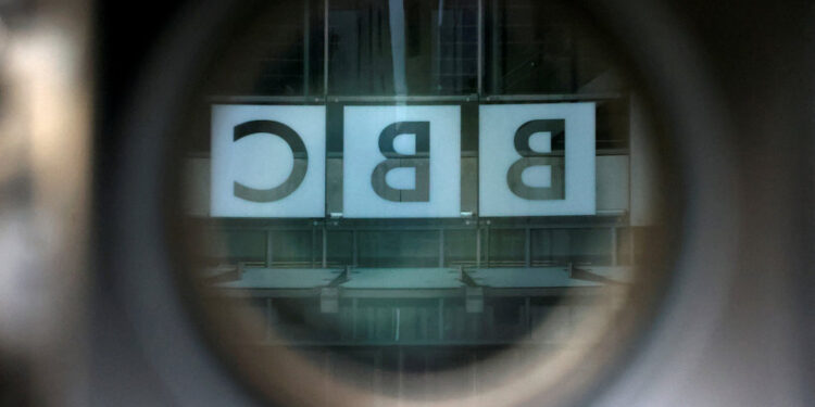 الــ “BBC” تحقق بدفع مذيع كبير أموالا لـــقاصر مقابل صور فاضحة
