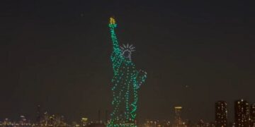 بالفيدديو .. تمثال الحرية يتحرك في نيويورك بمناسبة احتفالات عيد الاستقلال الأمريكي