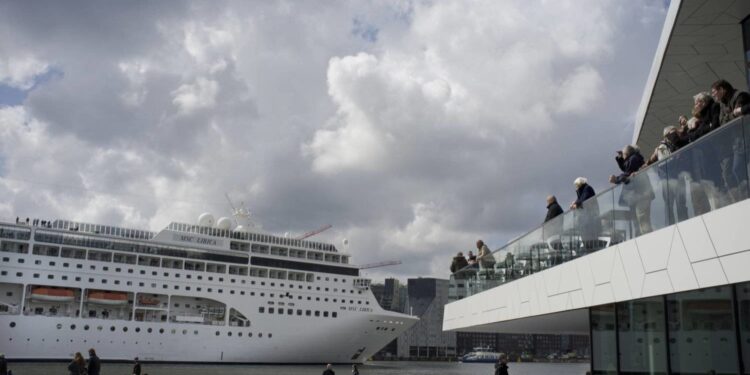 هولندا.. قتيل وعدة جرحى نتيجة اشتعال النيران في سفينة للشحن