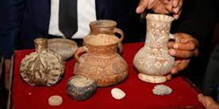 السفارة الأمريكية في ليبيا تُعيد “قطعتين أثريتين” مسروقتين من مدينة قورينا الأثرية