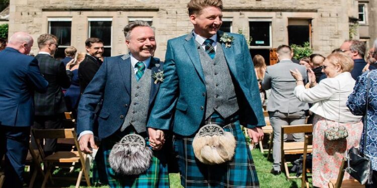 نائب في البرلمان البريطاني يعلن زواجه من رجل آخر