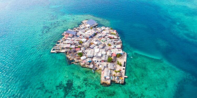 أكثر الجزر ازدحاماً في العالم .. لا يوجد بها بعوض ولا شرطة